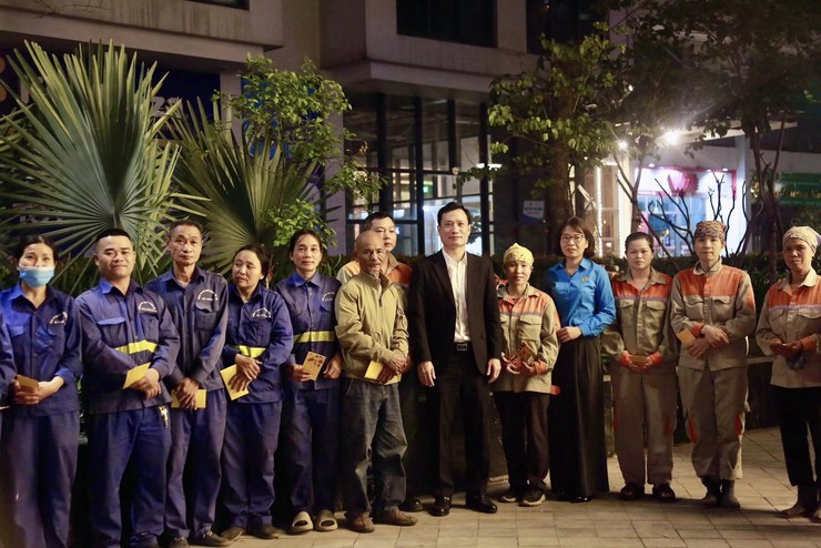 Lãnh đạo phường Dương Nội thăm, động viên lực lượng đảm bảo vệ sinh môi trường đêm giao thừa- Ảnh 2.