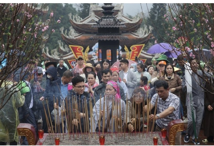 ĐI CHÙA, LỄ HỘI ĐẦU NĂM - KHÔNG GIAN VĂN HÓA TÂM LINH CỦA MÙA XUÂN- Ảnh 1.