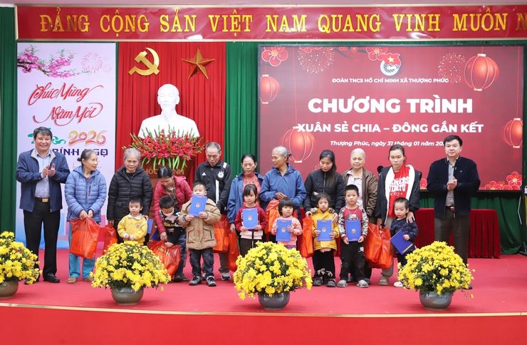 Đoàn thanh niên xã thượng phúc mang Xuân yêu thương đến học sinh có hoàn cảnh khó khăn trong xã- Ảnh 2.