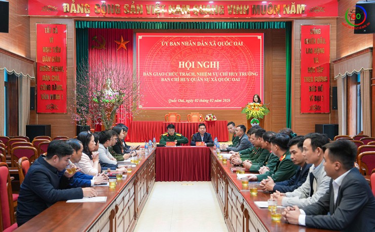 Xã Quốc Oai tổ chức hội nghị bàn giao nhiệm vụ Chỉ huy trưởng Ban Chỉ huy Quân sự xã- Ảnh 1.
