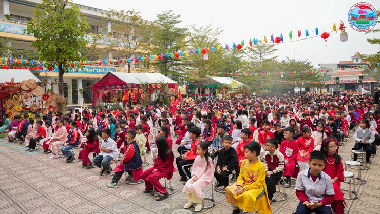 HỘI CHỢ XUÂN 2026 TẠI TRƯỜNG TIỂU HỌC TÂN HÒA DIỄN RA SÔI NỔI, ĐẬM ĐÀ BẢN SẮC TẾT CỔ TRUYỀN- Ảnh 1.