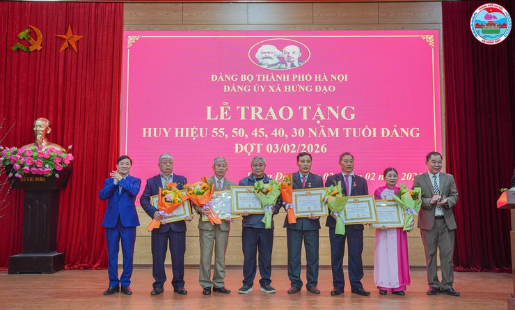 LỄ TRAO TẶNG HUY HIỆU ĐẢNG ĐỢT 03/02/2026 TẠI XÃ HƯNG ĐẠO- Ảnh 6.