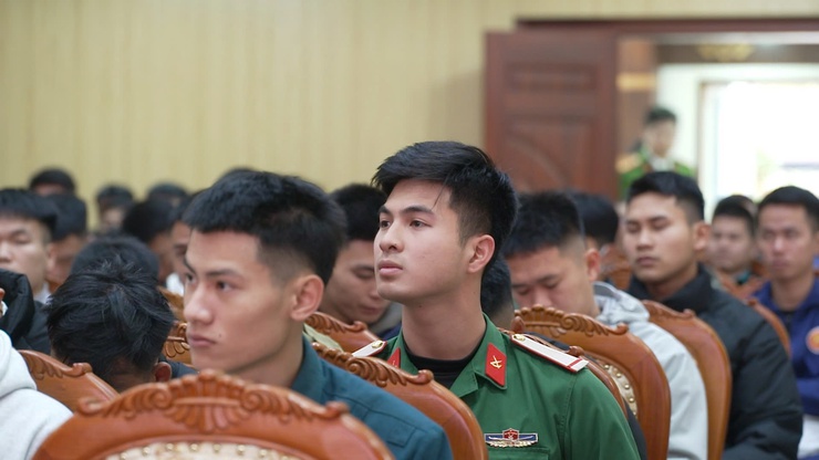 ĐU-HĐND-UBND-UBMTTQ Việt Nam xã Thư Lâm tổ chức hội nghị đón nhận quân nhân hoàn thành nghĩa vụ quân sự trở về địa phương và giao nhiệm vụ cho công dân chuẩn bị lên đường nhập ngũ, thực hiện nghĩa vụ tham gia công an nhân dân  năm 2025- Ảnh 11.