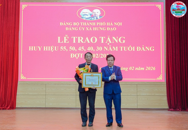 LỄ TRAO TẶNG HUY HIỆU ĐẢNG ĐỢT 03/02/2026 TẠI XÃ HƯNG ĐẠO- Ảnh 7.