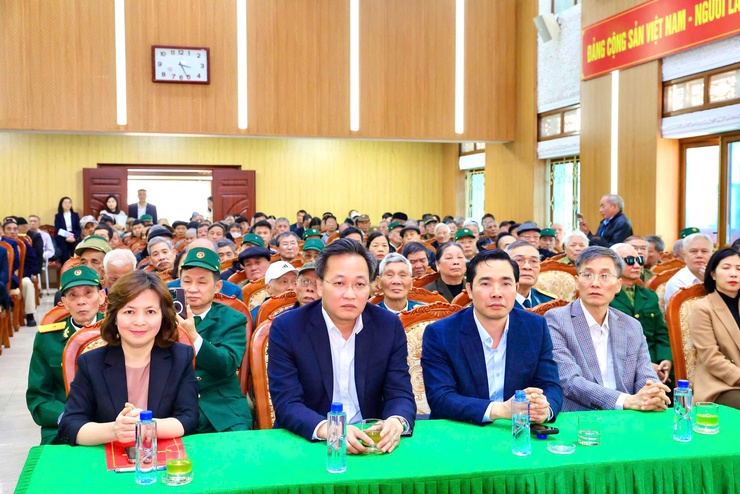 ĐỒNG CHÍ NGUYỄN HỮU NGHĨA- ỦY VIÊN BCH TRUNG ƯƠNG ĐẢNG, BÍ THƯ TỈNH ỦY HƯNG YÊN TỔ CHỨC TRAO QUÀ TẾT NGUYÊN ĐÁN BÍNH NGỌ NĂM 2026 CHO CÁC GIA ĐÌNH CHÍNH SÁCH, NGƯỜI CÓ CÔNG TRÊN ĐỊA BÀN XÃ THƯ LÂM- Ảnh 1.