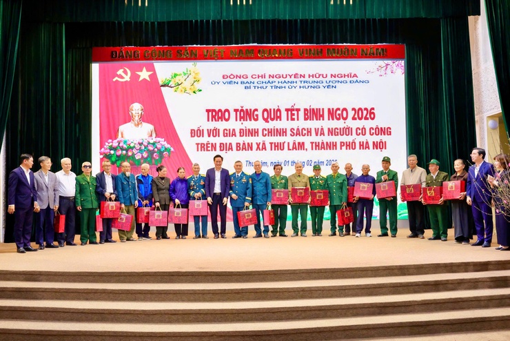 ĐỒNG CHÍ NGUYỄN HỮU NGHĨA- ỦY VIÊN BCH TRUNG ƯƠNG ĐẢNG, BÍ THƯ TỈNH ỦY HƯNG YÊN TỔ CHỨC TRAO QUÀ TẾT NGUYÊN ĐÁN BÍNH NGỌ NĂM 2026 CHO CÁC GIA ĐÌNH CHÍNH SÁCH, NGƯỜI CÓ CÔNG TRÊN ĐỊA BÀN XÃ THƯ LÂM- Ảnh 8.