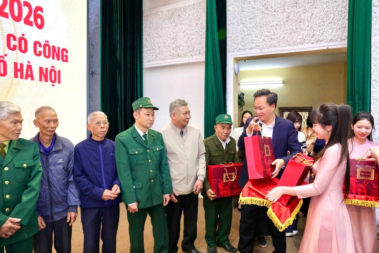 ĐỒNG CHÍ NGUYỄN HỮU NGHĨA- ỦY VIÊN BCH TRUNG ƯƠNG ĐẢNG, BÍ THƯ TỈNH ỦY HƯNG YÊN TỔ CHỨC TRAO QUÀ TẾT NGUYÊN ĐÁN BÍNH NGỌ NĂM 2026 CHO CÁC GIA ĐÌNH CHÍNH SÁCH, NGƯỜI CÓ CÔNG TRÊN ĐỊA BÀN XÃ THƯ LÂM- Ảnh 9.