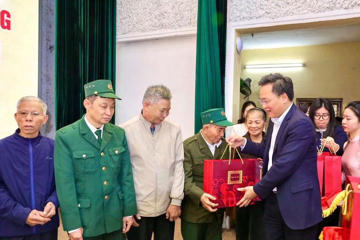 ĐỒNG CHÍ NGUYỄN HỮU NGHĨA- ỦY VIÊN BCH TRUNG ƯƠNG ĐẢNG, BÍ THƯ TỈNH ỦY HƯNG YÊN TỔ CHỨC TRAO QUÀ TẾT NGUYÊN ĐÁN BÍNH NGỌ NĂM 2026 CHO CÁC GIA ĐÌNH CHÍNH SÁCH, NGƯỜI CÓ CÔNG TRÊN ĐỊA BÀN XÃ THƯ LÂM- Ảnh 10.