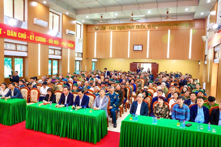 ĐỒNG CHÍ NGUYỄN HỮU NGHĨA- ỦY VIÊN BCH TRUNG ƯƠNG ĐẢNG, BÍ THƯ TỈNH ỦY HƯNG YÊN TỔ CHỨC TRAO QUÀ TẾT NGUYÊN ĐÁN BÍNH NGỌ NĂM 2026 CHO CÁC GIA ĐÌNH CHÍNH SÁCH, NGƯỜI CÓ CÔNG TRÊN ĐỊA BÀN XÃ THƯ LÂM- Ảnh 2.