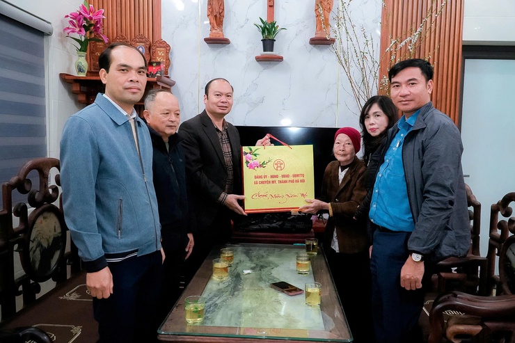 Đồng chí Chủ tịch UBND xã đi thăm, trao tặng 11 suất quà tết tới các gia đình chính sách tiêu biểu- Ảnh 1.