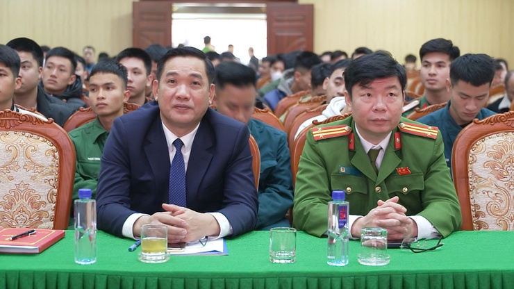 ĐU-HĐND-UBND-UBMTTQ Việt Nam xã Thư Lâm tổ chức hội nghị đón nhận quân nhân hoàn thành nghĩa vụ quân sự trở về địa phương và giao nhiệm vụ cho công dân chuẩn bị lên đường nhập ngũ, thực hiện nghĩa vụ tham gia công an nhân dân  năm 2025- Ảnh 1.