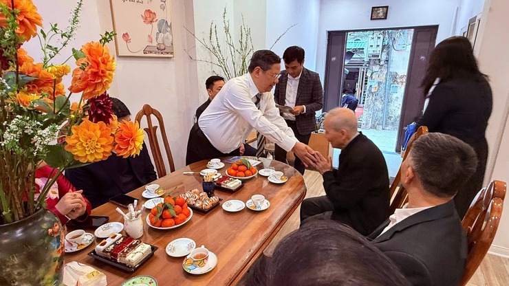 Phường Ô Chợ Dừa tổ chức các đoàn thăm hỏi gia đình chính sách nhân dịp Tết Bính Ngọc 2026- Ảnh 1.