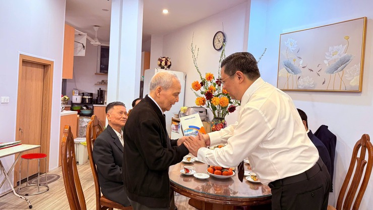 Phường Ô Chợ Dừa tổ chức các đoàn thăm hỏi gia đình chính sách nhân dịp Tết Bính Ngọc 2026- Ảnh 2.