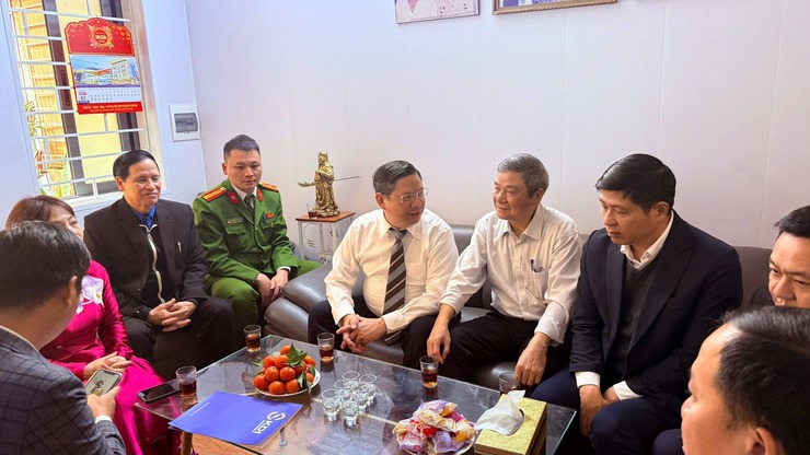 Phường Ô Chợ Dừa tổ chức các đoàn thăm hỏi gia đình chính sách nhân dịp Tết Bính Ngọc 2026- Ảnh 3.