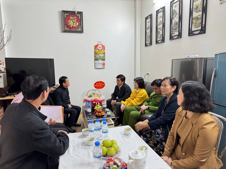 Phường Ô Chợ Dừa tổ chức các đoàn thăm hỏi gia đình chính sách nhân dịp Tết Bính Ngọc 2026- Ảnh 4.