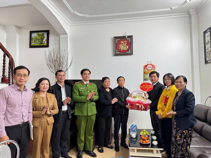 Phường Ô Chợ Dừa tổ chức các đoàn thăm hỏi gia đình chính sách nhân dịp Tết Bính Ngọc 2026- Ảnh 5.