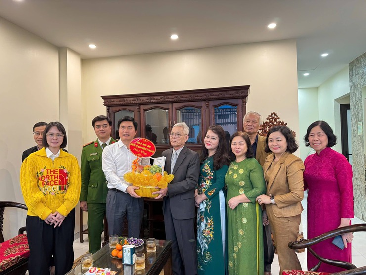 Phường Ô Chợ Dừa tổ chức các đoàn thăm hỏi gia đình chính sách nhân dịp Tết Bính Ngọc 2026- Ảnh 6.