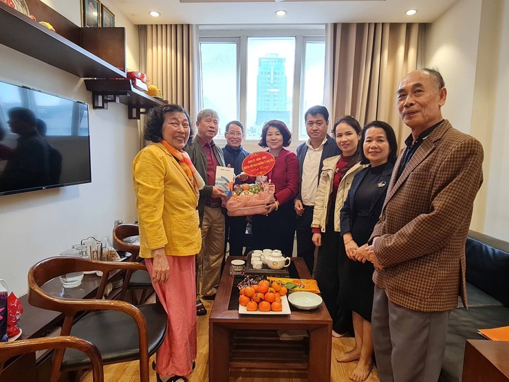 Phường Ô Chợ Dừa tổ chức các đoàn thăm hỏi gia đình chính sách nhân dịp Tết Bính Ngọc 2026- Ảnh 7.