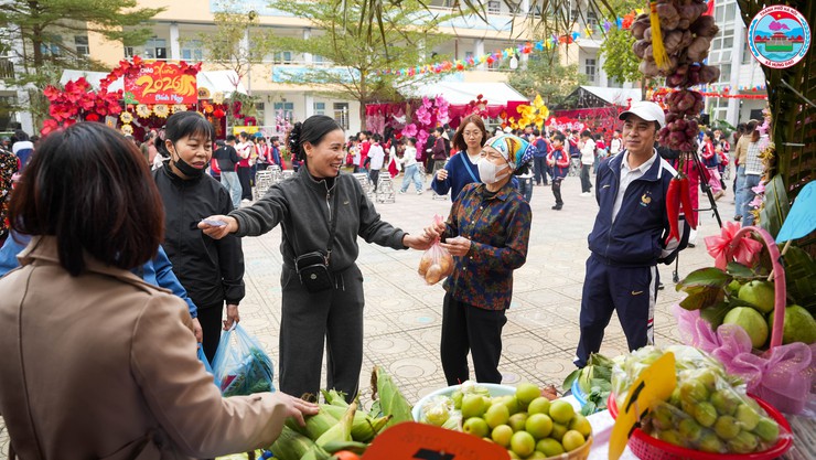 HỘI CHỢ XUÂN 2026 TẠI TRƯỜNG TIỂU HỌC TÂN HÒA DIỄN RA SÔI NỔI, ĐẬM ĐÀ BẢN SẮC TẾT CỔ TRUYỀN- Ảnh 9.