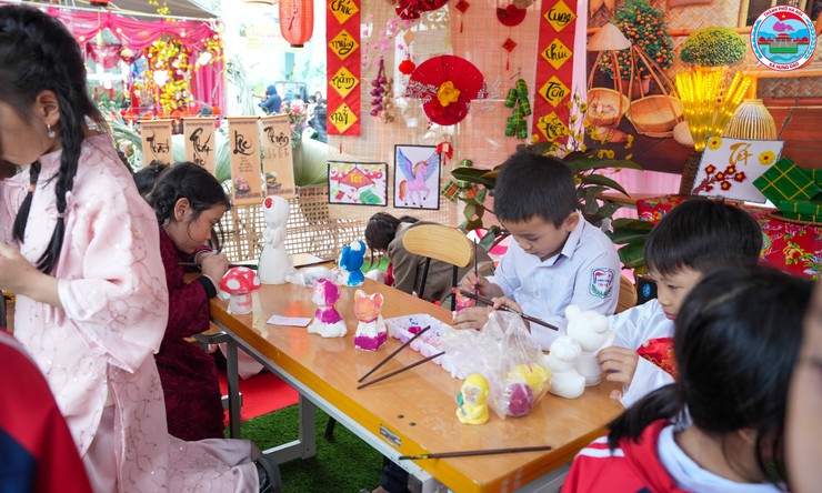 HỘI CHỢ XUÂN 2026 TẠI TRƯỜNG TIỂU HỌC TÂN HÒA DIỄN RA SÔI NỔI, ĐẬM ĐÀ BẢN SẮC TẾT CỔ TRUYỀN- Ảnh 12.