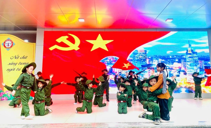 TIẾT SINH HOẠT DƯỚI CỜ TUẦN 20 VỚI CHỦ ĐỀ:
KHÚC HÁT MỪNG XUÂN – NIỀM TỰ HÀO HƯỚNG VỀ
ĐẢNG CỘNG SẢN VIỆT NAM QUANG VINH TỪ MÁI TRƯỜNG TRẦN PHÚ- Ảnh 3.