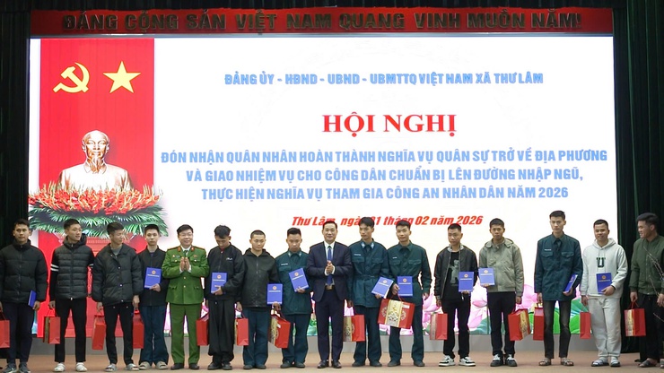 ĐU-HĐND-UBND-UBMTTQ Việt Nam xã Thư Lâm tổ chức hội nghị đón nhận quân nhân hoàn thành nghĩa vụ quân sự trở về địa phương và giao nhiệm vụ cho công dân chuẩn bị lên đường nhập ngũ, thực hiện nghĩa vụ tham gia công an nhân dân  năm 2025- Ảnh 8.