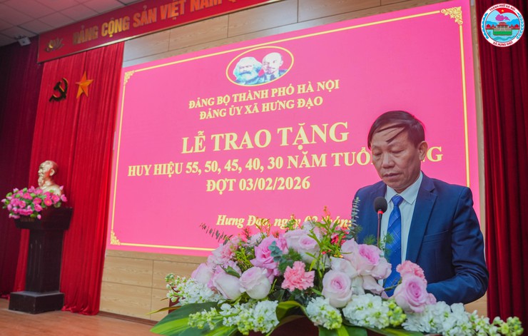 LỄ TRAO TẶNG HUY HIỆU ĐẢNG ĐỢT 03/02/2026 TẠI XÃ HƯNG ĐẠO- Ảnh 8.