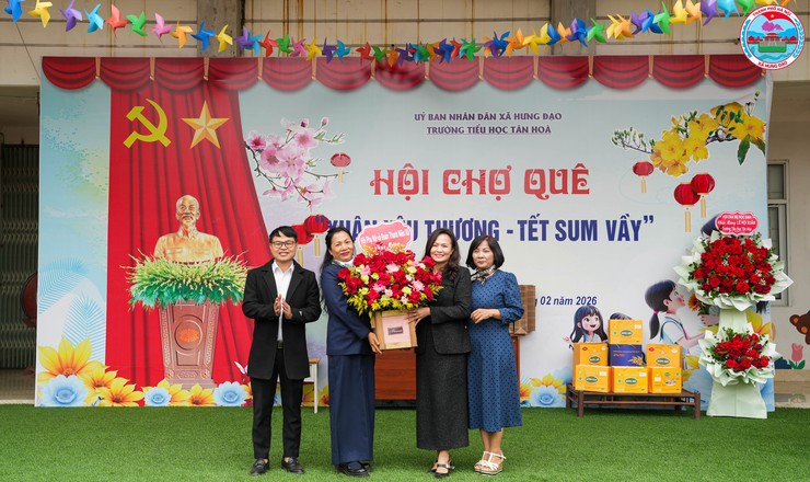 HỘI CHỢ XUÂN 2026 TẠI TRƯỜNG TIỂU HỌC TÂN HÒA DIỄN RA SÔI NỔI, ĐẬM ĐÀ BẢN SẮC TẾT CỔ TRUYỀN- Ảnh 3.