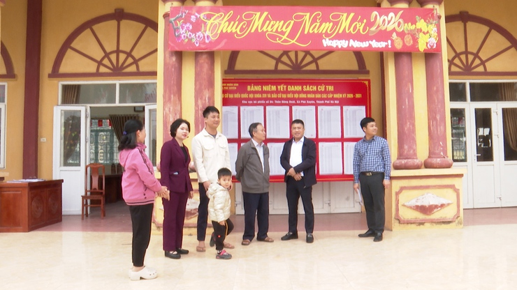 Đồng chí Phó Chủ tịch thường trực UBND xã Nguyễn Thành Chung đi kiểm tra công tác niêm yết danh sách cử tri phục vụ bầu cử Quốc hội khóa XVI và HĐND các cấp- Ảnh 6.