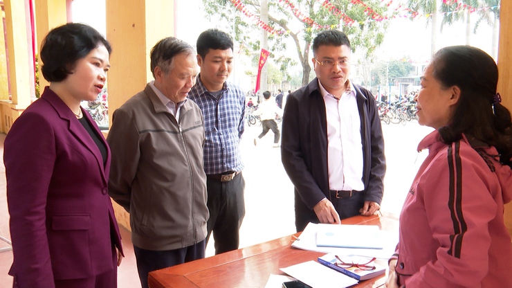 Đồng chí Phó Chủ tịch thường trực UBND xã Nguyễn Thành Chung đi kiểm tra công tác niêm yết danh sách cử tri phục vụ bầu cử Quốc hội khóa XVI và HĐND các cấp- Ảnh 8.