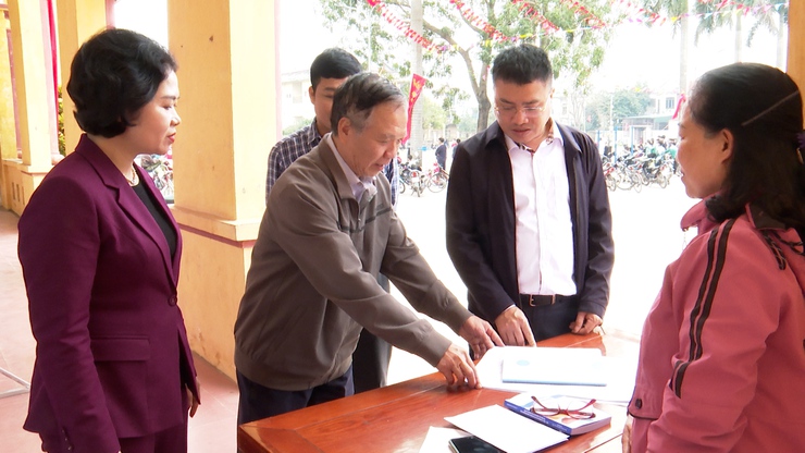 Đồng chí Phó Chủ tịch thường trực UBND xã Nguyễn Thành Chung đi kiểm tra công tác niêm yết danh sách cử tri phục vụ bầu cử Quốc hội khóa XVI và HĐND các cấp- Ảnh 5.