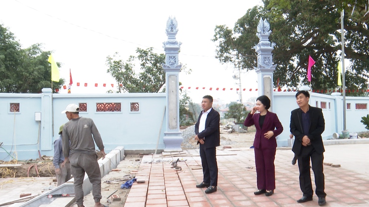 Đồng chí Phó Chủ tịch Thường trực UBND xã kiểm tra công tác xây dựng Đền Ả Lanh thôn Đại Nam- Ảnh 4.