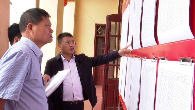 Đồng chí Phó Chủ tịch thường trực UBND xã Nguyễn Thành Chung đi kiểm tra công tác niêm yết danh sách cử tri phục vụ bầu cử Quốc hội khóa XVI và HĐND các cấp- Ảnh 3.