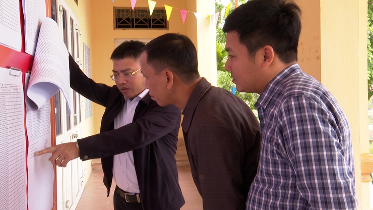 Đồng chí Phó Chủ tịch thường trực UBND xã Nguyễn Thành Chung đi kiểm tra công tác niêm yết danh sách cử tri phục vụ bầu cử Quốc hội khóa XVI và HĐND các cấp- Ảnh 1.