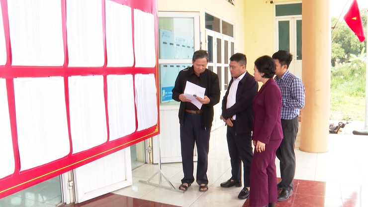 Đồng chí Phó Chủ tịch thường trực UBND xã Nguyễn Thành Chung đi kiểm tra công tác niêm yết danh sách cử tri phục vụ bầu cử Quốc hội khóa XVI và HĐND các cấp- Ảnh 2.