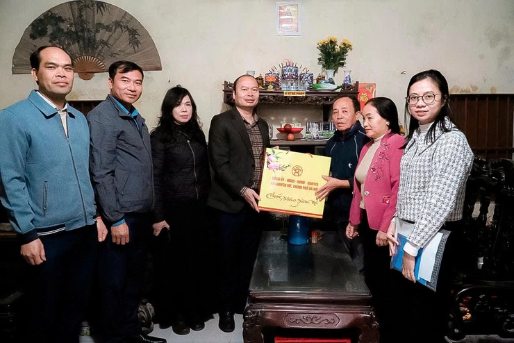 Đồng chí Chủ tịch UBND xã đi thăm, trao tặng 11 suất quà tết tới các gia đình chính sách tiêu biểu- Ảnh 4.