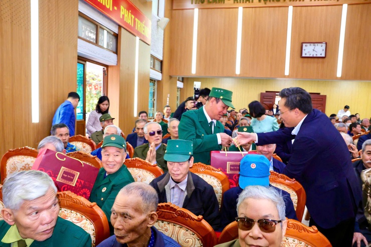 ĐỒNG CHÍ NGUYỄN HỮU NGHĨA- ỦY VIÊN BCH TRUNG ƯƠNG ĐẢNG, BÍ THƯ TỈNH ỦY HƯNG YÊN TỔ CHỨC TRAO QUÀ TẾT NGUYÊN ĐÁN BÍNH NGỌ NĂM 2026 CHO CÁC GIA ĐÌNH CHÍNH SÁCH, NGƯỜI CÓ CÔNG TRÊN ĐỊA BÀN XÃ THƯ LÂM- Ảnh 6.