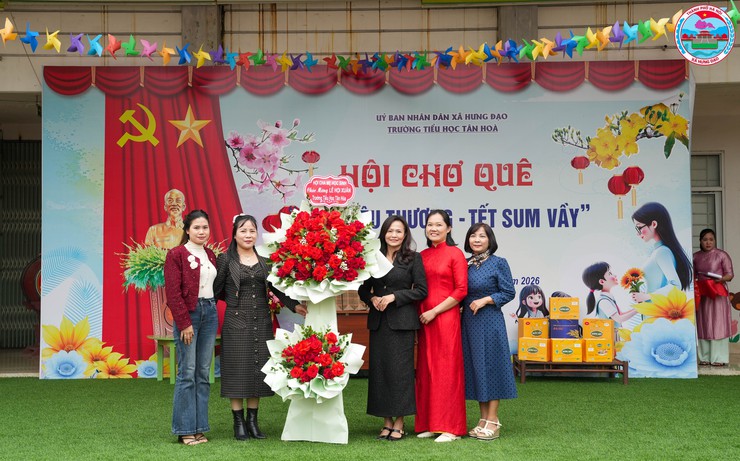 HỘI CHỢ XUÂN 2026 TẠI TRƯỜNG TIỂU HỌC TÂN HÒA DIỄN RA SÔI NỔI, ĐẬM ĐÀ BẢN SẮC TẾT CỔ TRUYỀN- Ảnh 4.