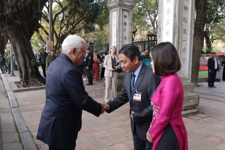 Chủ tịch Hội đồng Châu Âu thăm quan di tích quốc gia đặc biệt Văn Miếu - Quốc Tử Giám- Ảnh 3.