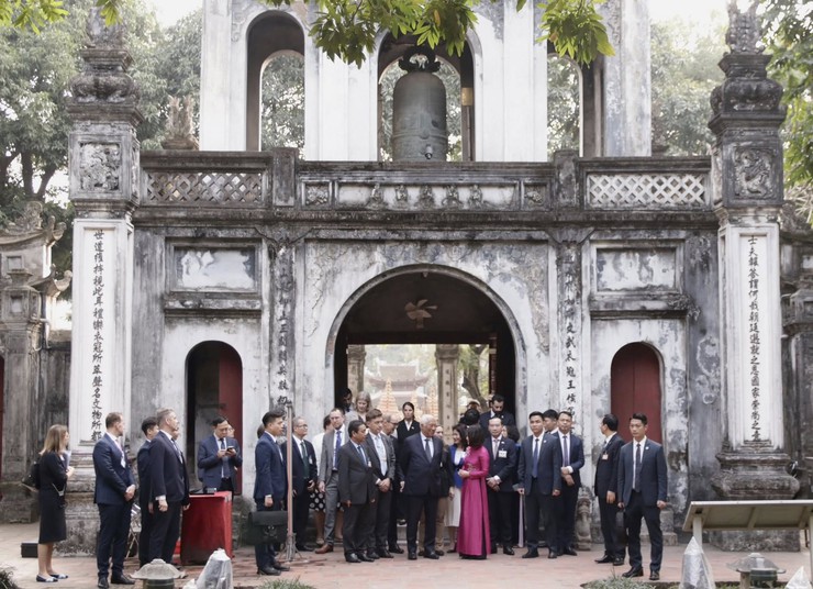 Chủ tịch Hội đồng Châu Âu thăm quan di tích quốc gia đặc biệt Văn Miếu - Quốc Tử Giám- Ảnh 4.