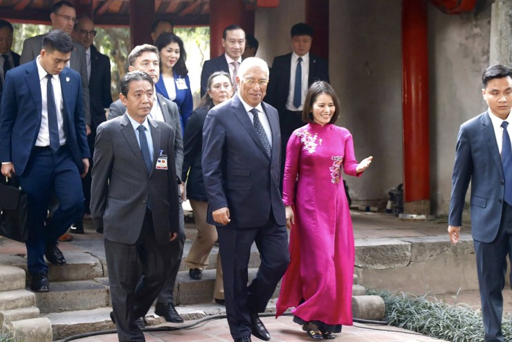 Chủ tịch Hội đồng Châu Âu thăm quan di tích quốc gia đặc biệt Văn Miếu - Quốc Tử Giám- Ảnh 1.