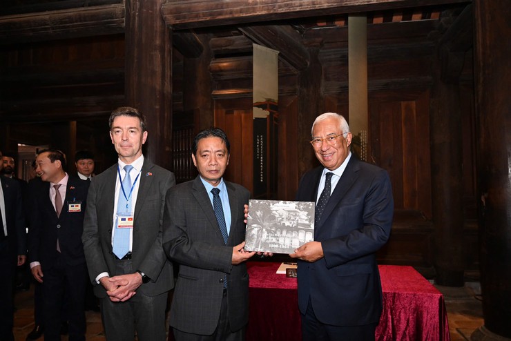 Chủ tịch Hội đồng Châu Âu thăm quan di tích quốc gia đặc biệt Văn Miếu - Quốc Tử Giám- Ảnh 11.