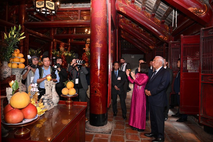 Chủ tịch Hội đồng Châu Âu thăm quan di tích quốc gia đặc biệt Văn Miếu - Quốc Tử Giám- Ảnh 7.