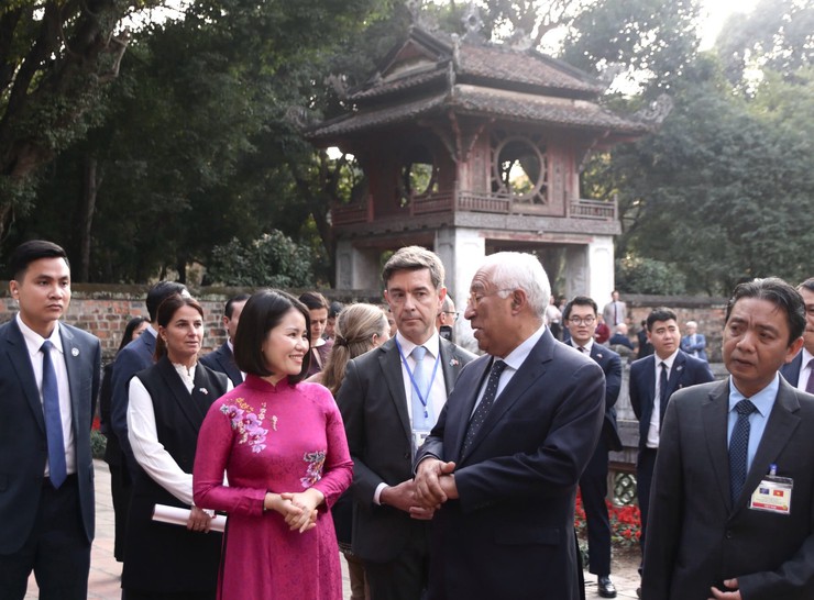 Chủ tịch Hội đồng Châu Âu thăm quan di tích quốc gia đặc biệt Văn Miếu - Quốc Tử Giám- Ảnh 2.