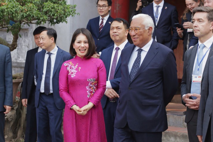 Chủ tịch Hội đồng Châu Âu thăm quan di tích quốc gia đặc biệt Văn Miếu - Quốc Tử Giám- Ảnh 6.