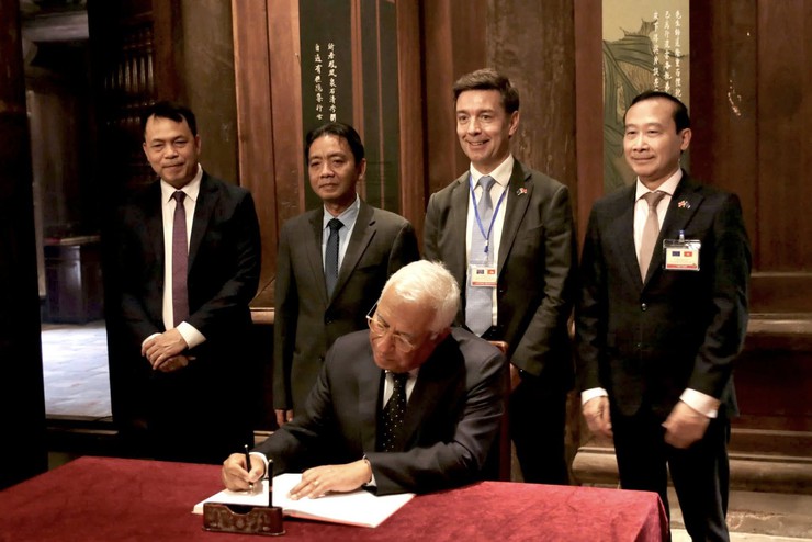 Chủ tịch Hội đồng Châu Âu thăm quan di tích quốc gia đặc biệt Văn Miếu - Quốc Tử Giám- Ảnh 8.