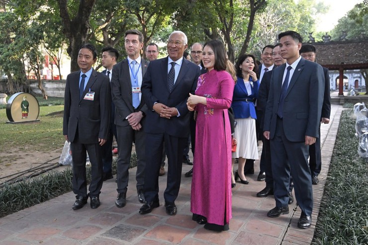 Chủ tịch Hội đồng Châu Âu thăm quan di tích quốc gia đặc biệt Văn Miếu - Quốc Tử Giám- Ảnh 5.