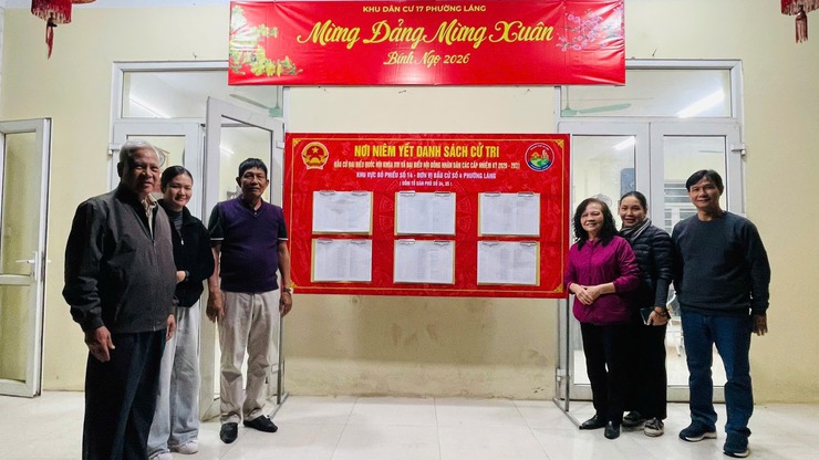 UBND PHƯỜNG LÁNG NIÊM YẾT DANH SÁCH CỬ TRI TẠI 21/21 KHU VỰC BỎ PHIẾU- Ảnh 2.