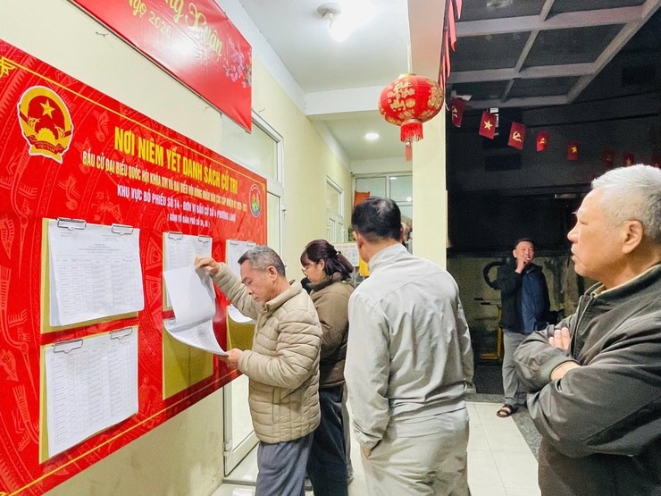 UBND PHƯỜNG LÁNG NIÊM YẾT DANH SÁCH CỬ TRI TẠI 21/21 KHU VỰC BỎ PHIẾU- Ảnh 3.
