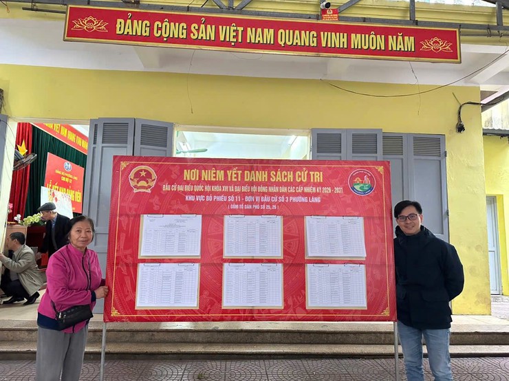 UBND PHƯỜNG LÁNG NIÊM YẾT DANH SÁCH CỬ TRI TẠI 21/21 KHU VỰC BỎ PHIẾU- Ảnh 1.